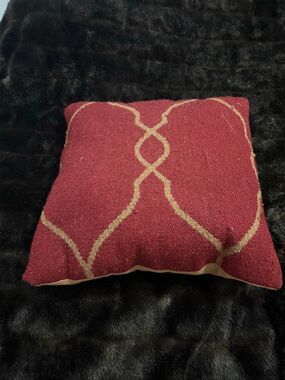 Surya Hand Crafted Wool  Red 22" x 22" Geometric Decorative Pillow